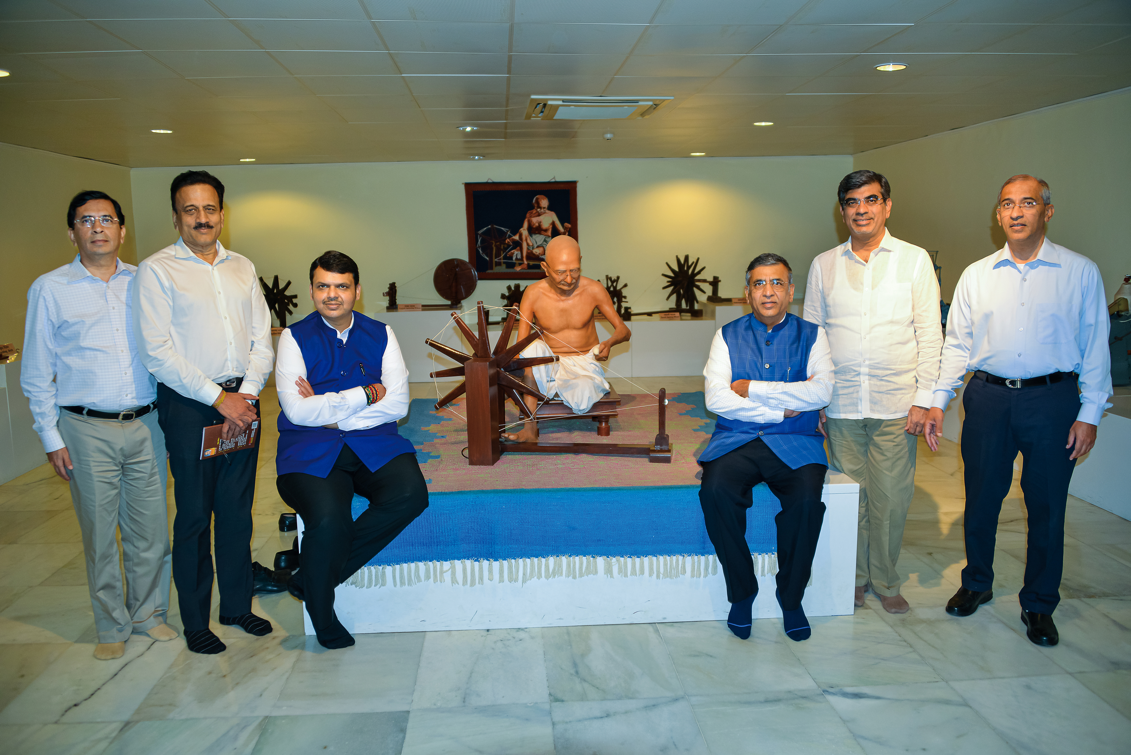 गांधी रिसर्च फाऊंडेशन आणि जैन इरिगेशच्या विविध प्रकल्पांची मुख्यमंत्र्यांनी घेतली माहिती