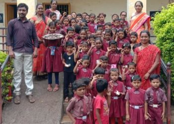 सरस्वती विद्या मंदिर येथील विद्यार्थ्यांनी बनवले सीड बॉल