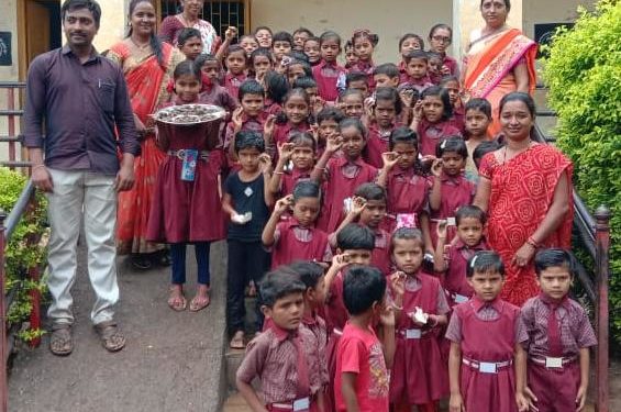 सरस्वती विद्या मंदिर येथील विद्यार्थ्यांनी बनवले सीड बॉल