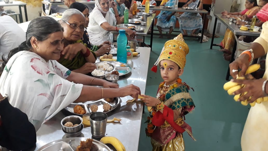 किंशु या बाल विठोबाने सावखेडा शिवारातील मातोश्री वृद्धाश्रमातील आजी आजोबांना दिली भेट