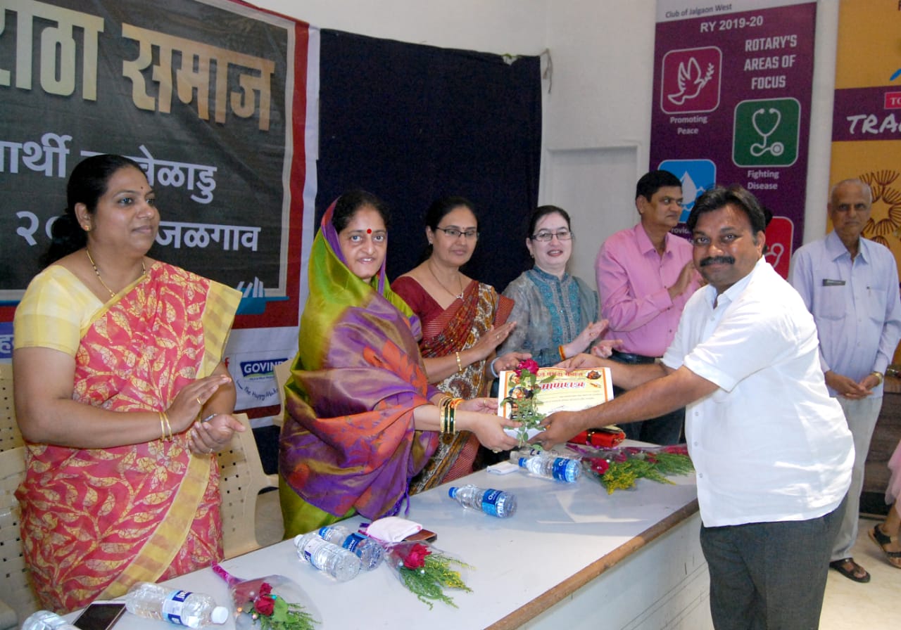 मराठा समाजाच्या वतीने किशोर पाटील कुंझरकर यांना समाजभूषण पुरस्कार प्रदान