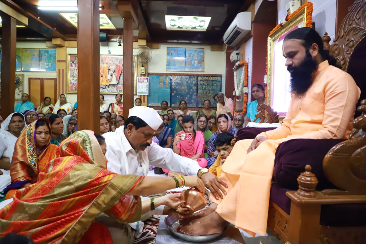 गुरुपौर्णिमे निमित्त असंख्य भाविकांनी घेतले गुरूंचे दर्शन-सकाळपासून सतपंथ मंदिरात भाविकांची रीघ            “गुरु वचनाचे आचरण हेच खरे गुरूंचे अभिवादन” -परमपूज्य महामंडलेश्‍वर जनार्दन हरीजी महाराज