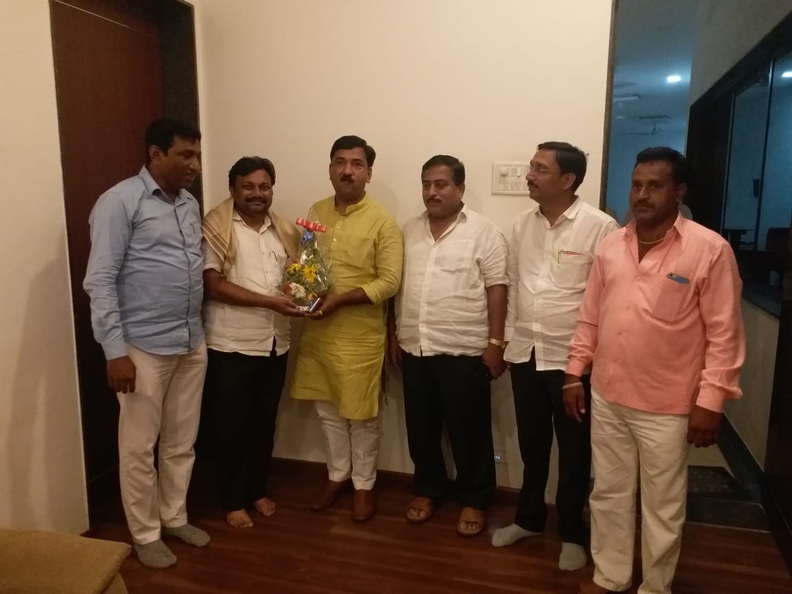 गुरुपौर्णिमेनिमित्त खासदारांच्या हस्ते प्रेरणादायी आदर्श शिक्षक किशोर पाटील कुंझरकर यांचा गौरव