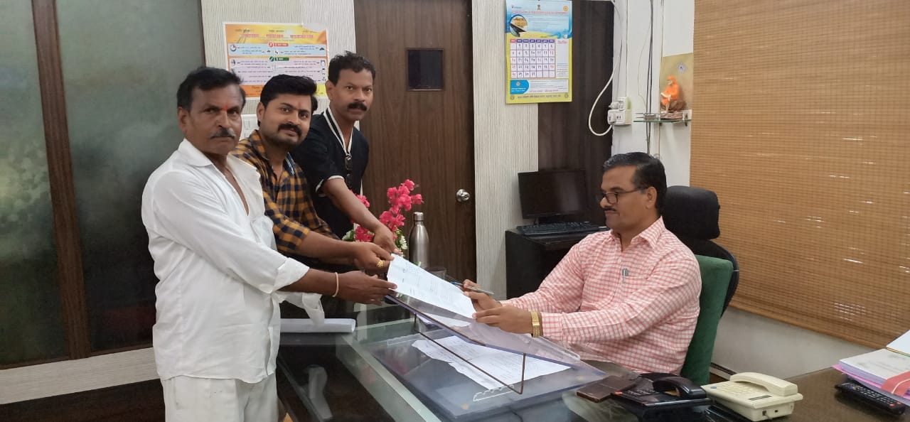 कामगार आयुक्त कार्यालयाकडे अनुलोम संस्थे मार्फत नोदंणी करून देखील कामगार योजनेचा लाभ मिळत नसल्याने रेमंड येथील कॉन्ट्रॅक्टर दिलीप लाडवंजारी यांनी जिल्हाधिकाऱ्यांना दिले निवेदन