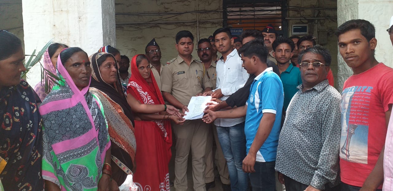 भुतांचे बांबरूड बनले अवैध धंद्याचे माहेर घर : महिला ग्रामस्थांचा एल्गार-ग्रामस्थांनी पोलिसांना दिले निवेदन