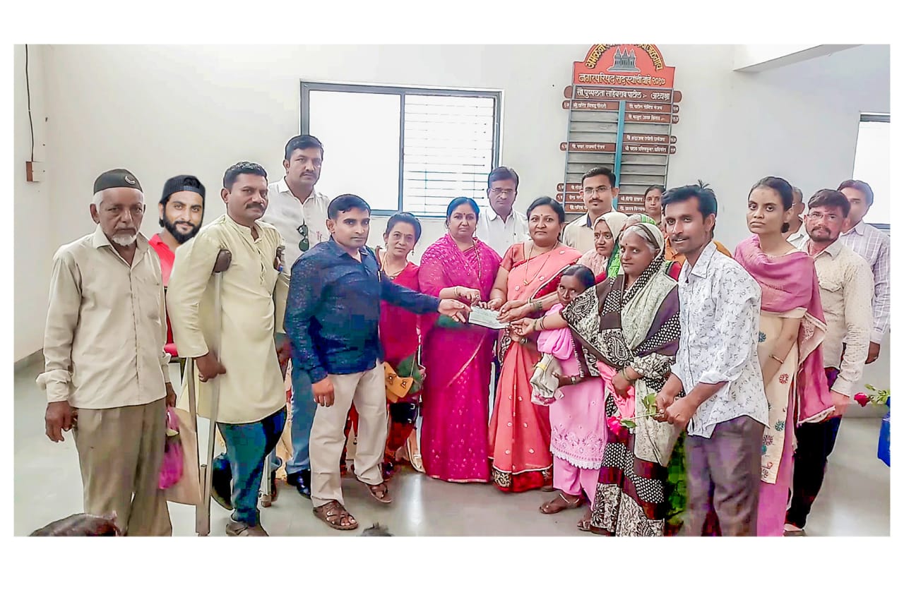 अमळनेर नगरपरिषदेत दिव्यांगांना ३%निधी वाटप