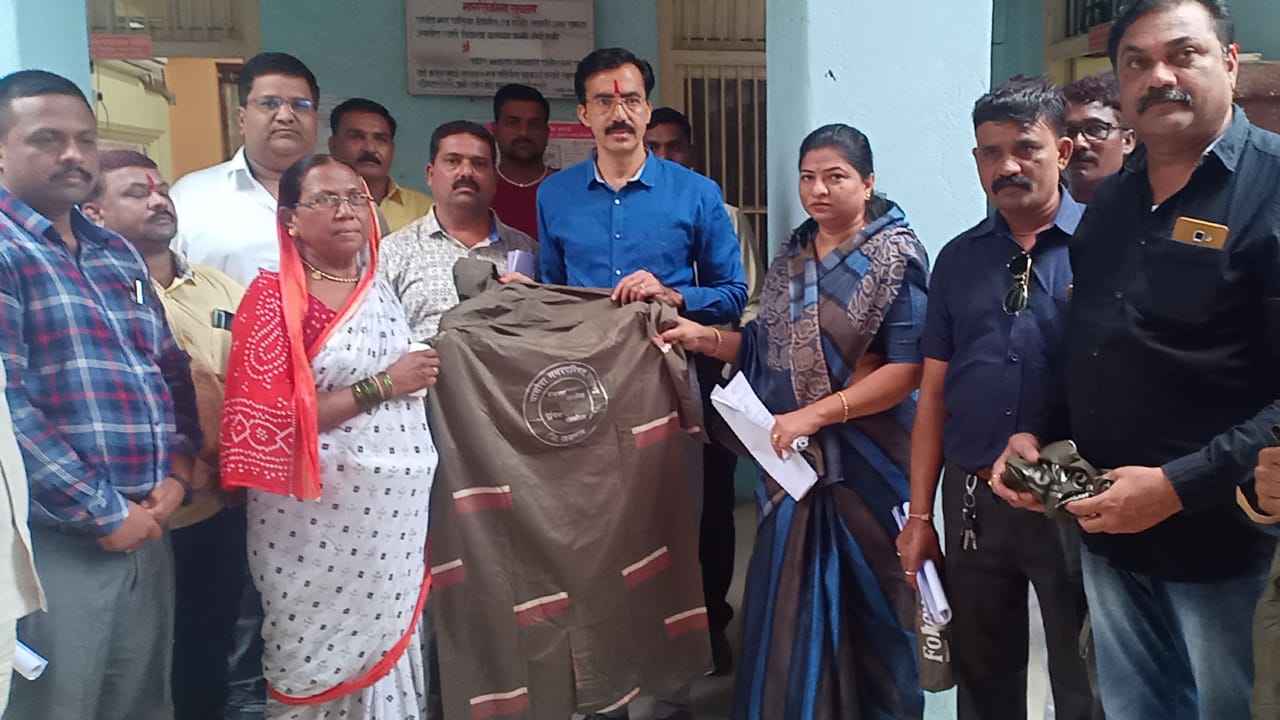 पाचोरा नगरपरिषद कडून सफाई कामगारांना रेनकोट वाटप