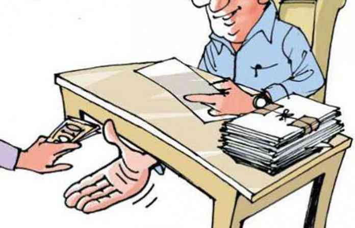 लाच स्वीकारताना कराड भूमी अभिलेख कार्यालयातील अधिकाऱ्यासह खासगी व्यक्तीला अटक