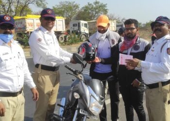 पाळधी महामार्ग यांच्या कडुन हेल्मेट वाटप