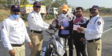 पाळधी महामार्ग यांच्या कडुन हेल्मेट वाटप