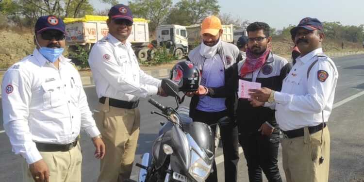 पाळधी महामार्ग यांच्या कडुन हेल्मेट वाटप