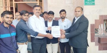 बि. कॉम. विद्यार्थ्यांच्या निकालाबाबत मासुच्या वतीने कबचौ उमवीच्या परिक्षा नियंत्रक यांना निवेदन