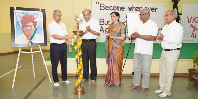 अनुभूती निवासी स्कूलमध्ये राष्ट्रीय विज्ञान दिन उत्साहात विद्यार्थ्यांच्या 37 प्रकल्पांचे अजित जैन यांच्याहस्ते उद्घाटन