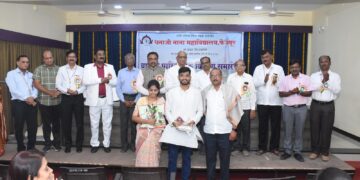 धनाजी नाना महाविद्यालयात गुणवंतांचा सत्कार