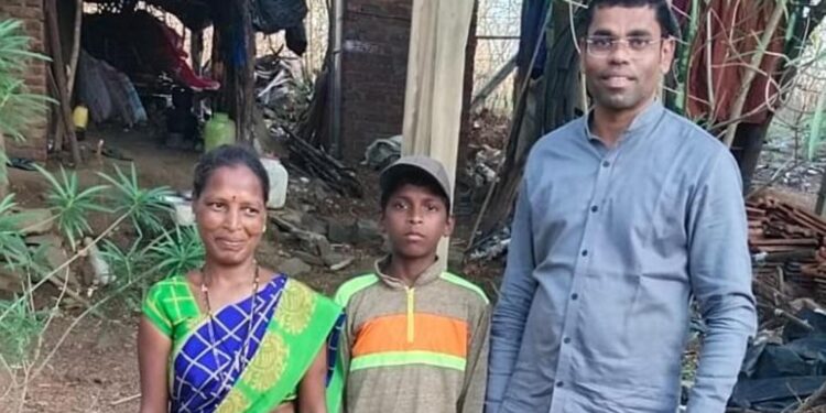 परिश्रमाचे मोल! आईच्या वेदना थांबवण्यासाठी विहीर खोदणाऱ्या प्रणव ला प्रशासनाकडून ‘हे’ जाहीर…