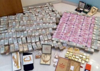 धनाचा लोभ असावा तरी किती? ‘या’ लाचखोर शिकणाधिकाऱ्याच्या घरात तब्बल इतके धन…