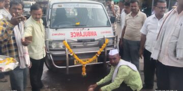डॉ. सागर दादा गरुड यांच्या स्वखर्चाने लोहारा गावासाठी ॲम्बुलन्स उपलब्ध
