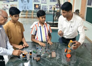 अनुभूती निवासी स्कूलमध्ये इयत्ता ५ वी पासूनच विद्यार्थी अभ्यासताय आर्टिफिशीयल इंटेलिजन्स ॲण्ड रोबोटिक विषय
