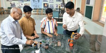अनुभूती निवासी स्कूलमध्ये इयत्ता ५ वी पासूनच विद्यार्थी अभ्यासताय आर्टिफिशीयल इंटेलिजन्स ॲण्ड रोबोटिक विषय
