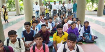सुधर्माने केला ४० गुणवंत विद्यार्थ्यांचा गुणगौरव;विद्यार्थ्यांना मिळाली सायकल