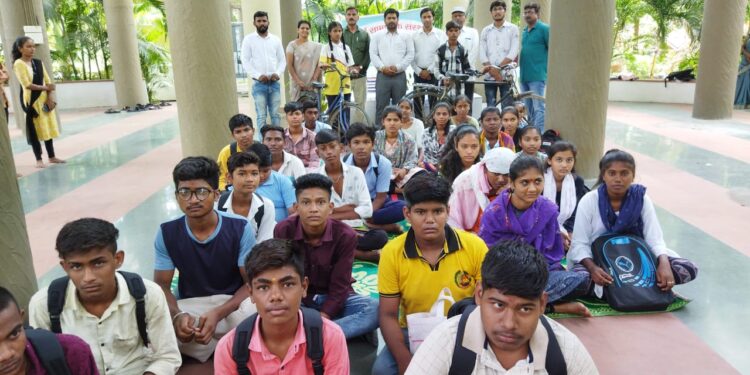 सुधर्माने केला ४० गुणवंत विद्यार्थ्यांचा गुणगौरव;विद्यार्थ्यांना मिळाली सायकल