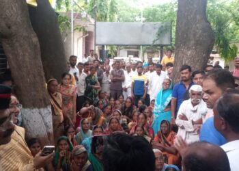 बालहत्याचा न्याय पाहिजे;बालिकेच्या आईसह ग्रामस्थाचा पोलिस स्टेशन समोर आक्रोश करीत ठिय्या आंदोलन
