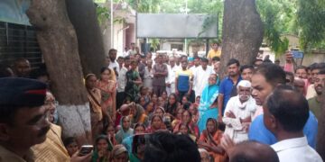 बालहत्याचा न्याय पाहिजे;बालिकेच्या आईसह ग्रामस्थाचा पोलिस स्टेशन समोर आक्रोश करीत ठिय्या आंदोलन