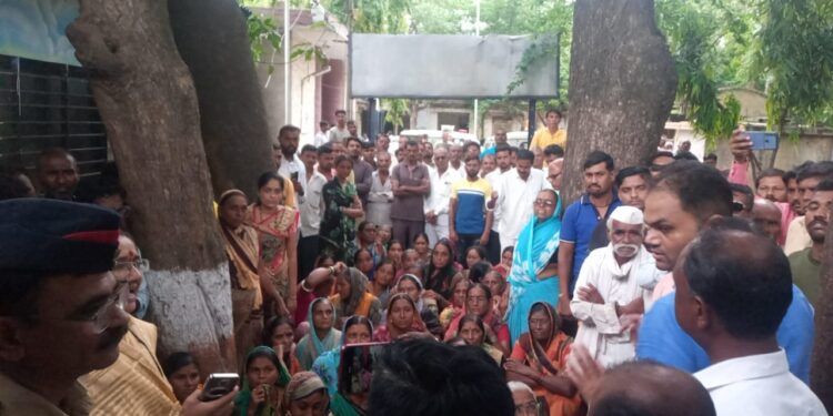 बालहत्याचा न्याय पाहिजे;बालिकेच्या आईसह ग्रामस्थाचा पोलिस स्टेशन समोर आक्रोश करीत ठिय्या आंदोलन