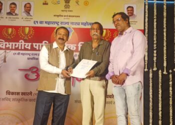 अरविंद बडगुजर यांचा उत्कृष्ठ नेपथ्य म्हणून गौरव