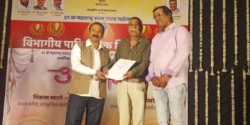 अरविंद बडगुजर यांचा उत्कृष्ठ नेपथ्य म्हणून गौरव
