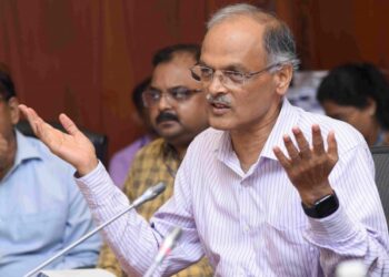 लोकसभा २०२४ निवडणुकांच्या पार्श्वभूमीवर निवडणूक आयोगाने घेतला आढावा