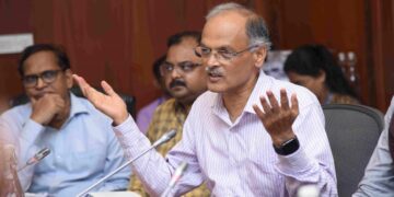 लोकसभा २०२४ निवडणुकांच्या पार्श्वभूमीवर निवडणूक आयोगाने घेतला आढावा