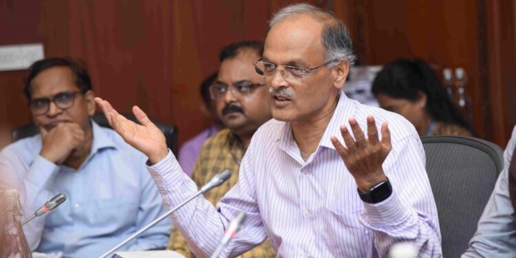 लोकसभा २०२४ निवडणुकांच्या पार्श्वभूमीवर निवडणूक आयोगाने घेतला आढावा
