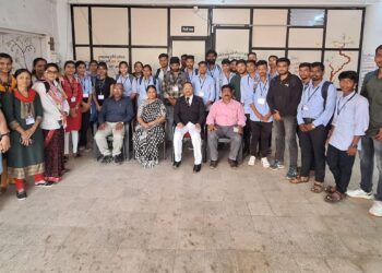 समाजकार्याच्या विद्यार्थ्यांची कौटुंबिक न्यायालयास भेट