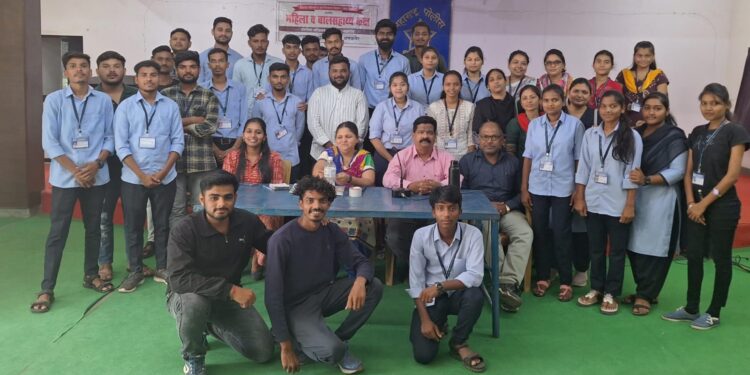 समाजकार्याच्या विद्यार्थ्यांची महिला व बालसहाय्यता कक्षास भेट