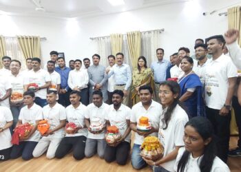 जिल्ह्यातील अमृत कलश घेऊन स्वयंसेवक मुंबईला रवाना!