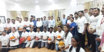 जिल्ह्यातील अमृत कलश घेऊन स्वयंसेवक मुंबईला रवाना!