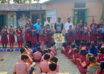 जि.प.शाळेत आद्यकवी महर्षी वाल्मिक ऋषी जयंती निमित्त विद्यार्थ्यांना शैक्षणिक साहित्य वाटप