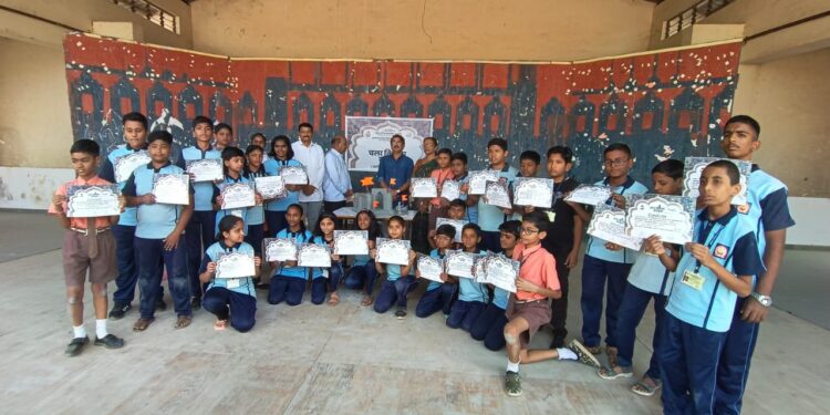 “चला किल्ला बनवूया .. “( एक दिवसीय कार्यशाळेत छोट्या विद्यार्थ्यांनी साकारला किल्ला)