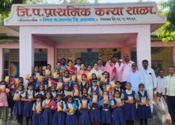 डॉ सौ पुनम ताई पाटील यांनी केली चिमुकल्या विद्यार्थ्यांची दिवाळी गोड