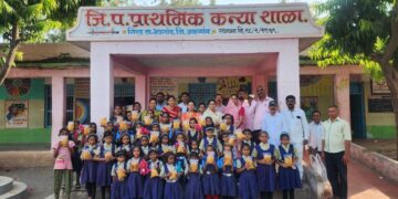 डॉ सौ पुनम ताई पाटील यांनी केली चिमुकल्या विद्यार्थ्यांची दिवाळी गोड