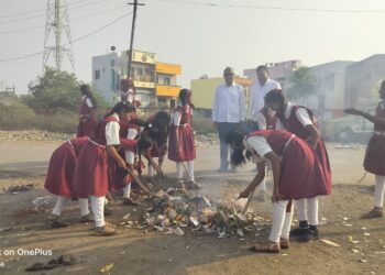 डॉ.जे.जी.पंडित विद्यालयातील विद्यार्थ्यांनी व शिक्षकांनी यात्रेचा परिसर केला चकाचक