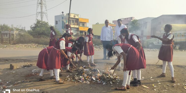 डॉ.जे.जी.पंडित विद्यालयातील विद्यार्थ्यांनी व शिक्षकांनी यात्रेचा परिसर केला चकाचक