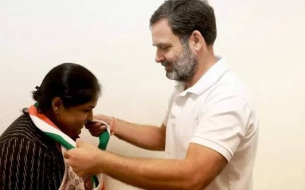 काँग्रेसमध्ये लोकसंघर्ष मोर्चाच्या अध्यक्षा प्रतिभा शिंदे यांचा प्रवेश