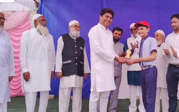 जिकरा इंग्लिश स्कूल शाळेत गणित दिना निमित्त विविध कार्यक्रमांचे आयोजन