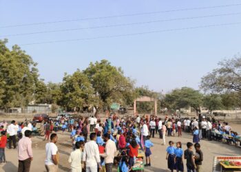 लोहारा जिल्हा परिषद कन्या शाळेत बाल आनंद मेळावा उत्साहात;मुलींनी घेतले व्यवहाराचे धडे