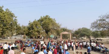 लोहारा जिल्हा परिषद कन्या शाळेत बाल आनंद मेळावा उत्साहात;मुलींनी घेतले व्यवहाराचे धडे