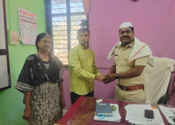 माणुसकी रुग्णसेवा समूहातर्फे सहाय्यक पोलीस निरीक्षक प्रकाश काळे यांचे शाल श्रीफळ देऊन स्वागत