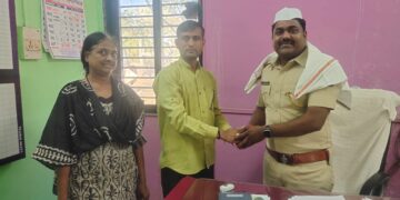 माणुसकी रुग्णसेवा समूहातर्फे सहाय्यक पोलीस निरीक्षक प्रकाश काळे यांचे शाल श्रीफळ देऊन स्वागत