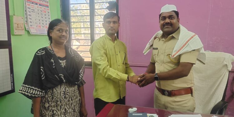 माणुसकी रुग्णसेवा समूहातर्फे सहाय्यक पोलीस निरीक्षक प्रकाश काळे यांचे शाल श्रीफळ देऊन स्वागत